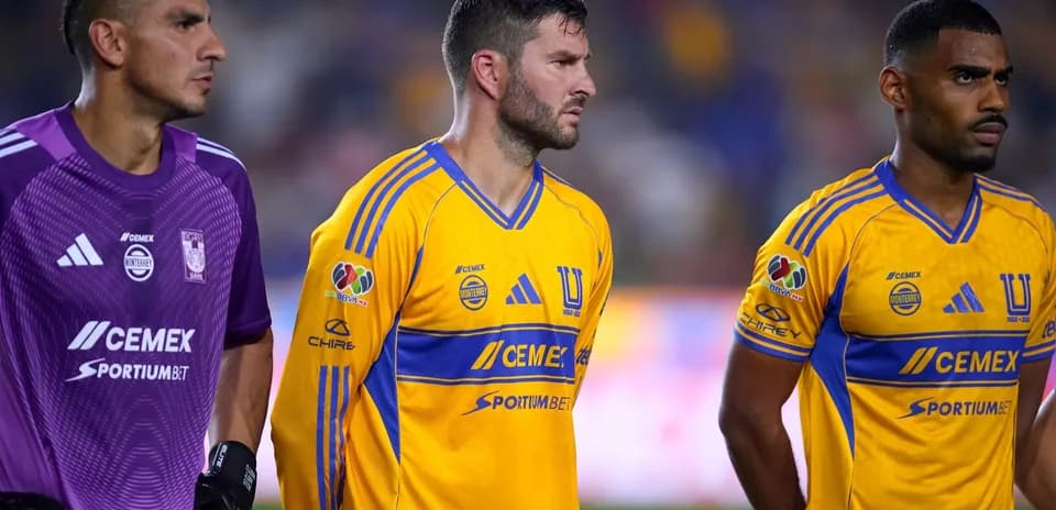 Jugadores de Tigres UANL en el campo