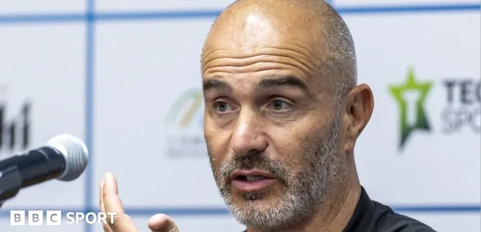 Entrenador hablando en conferencia de prensa