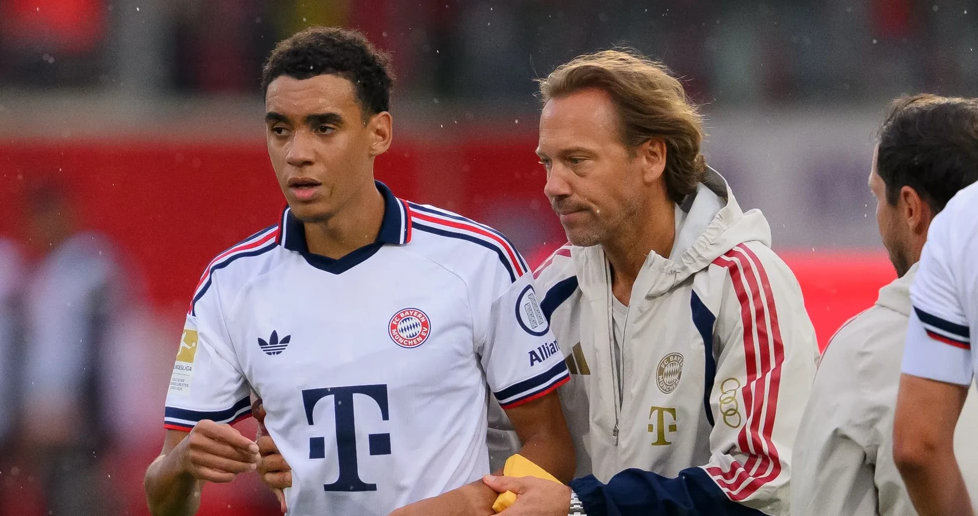 Jugador de Bayern Munich recibiendo instrucciones del entrenador