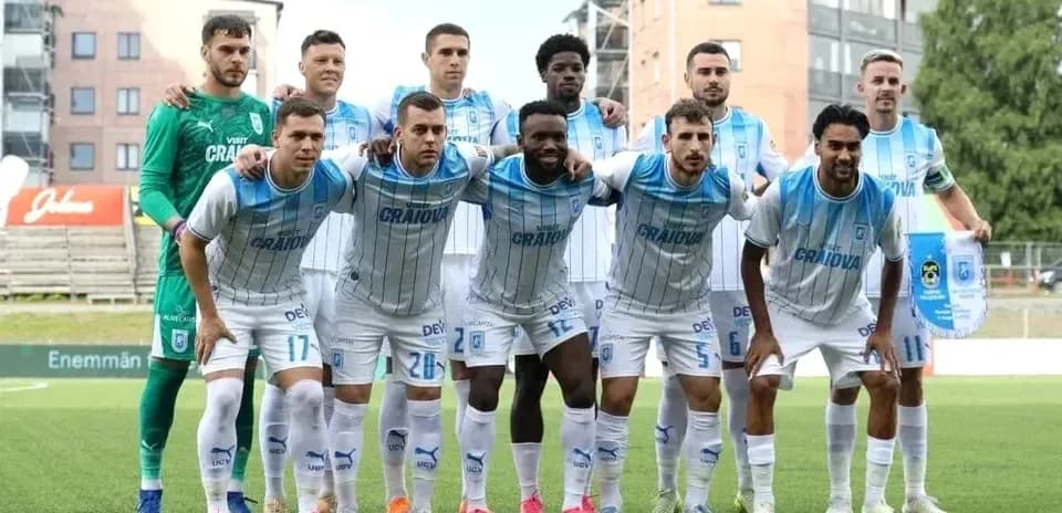 Jugadores de Universitatea Craiova posando en equipo