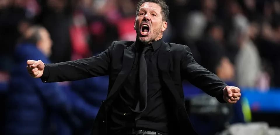 Entrenador celebrando en el banquillo durante el partido