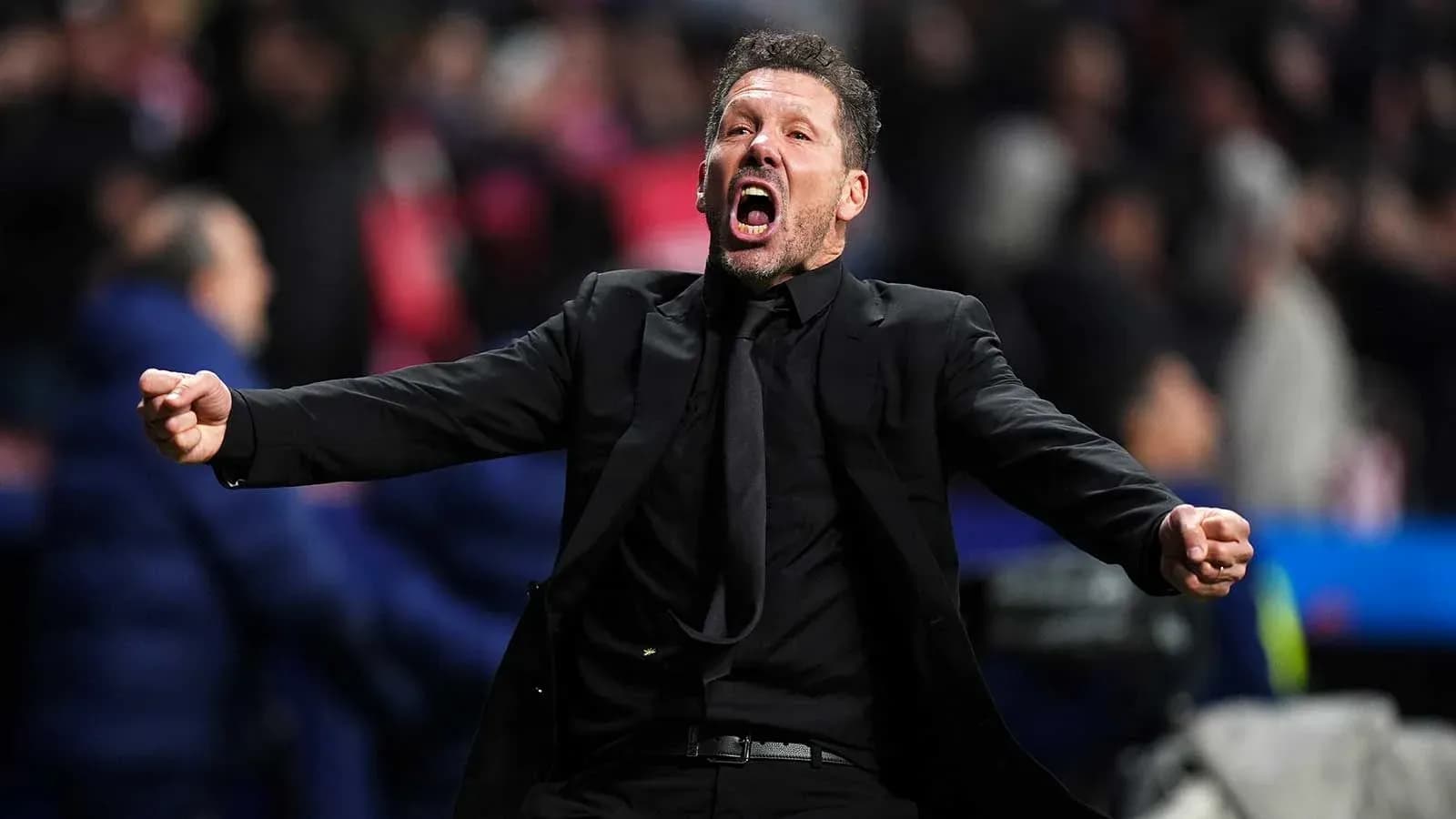 Entrenador celebrando en el banquillo durante el partido
