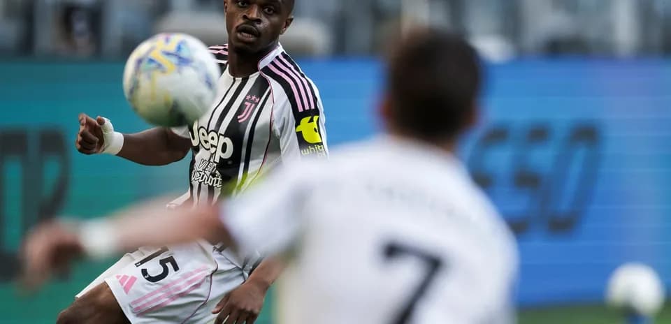 Jugador de Juventus controlando el balón en partido