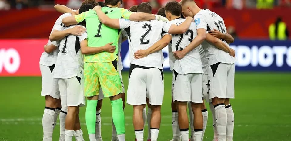 Equipo en círculo antes del partido de fútbol