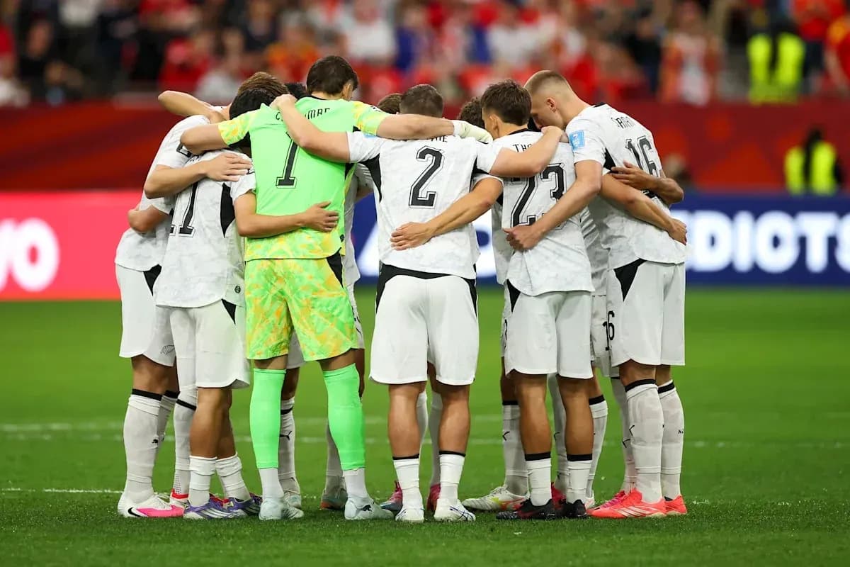 Equipo en círculo antes del partido de fútbol