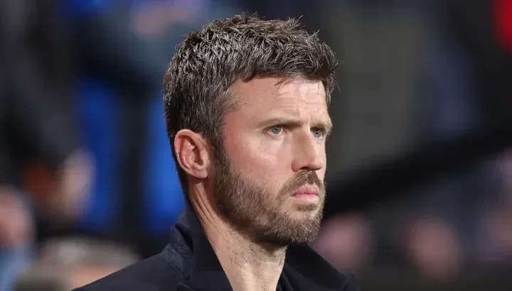 Entrenador observando el partido desde la línea lateral