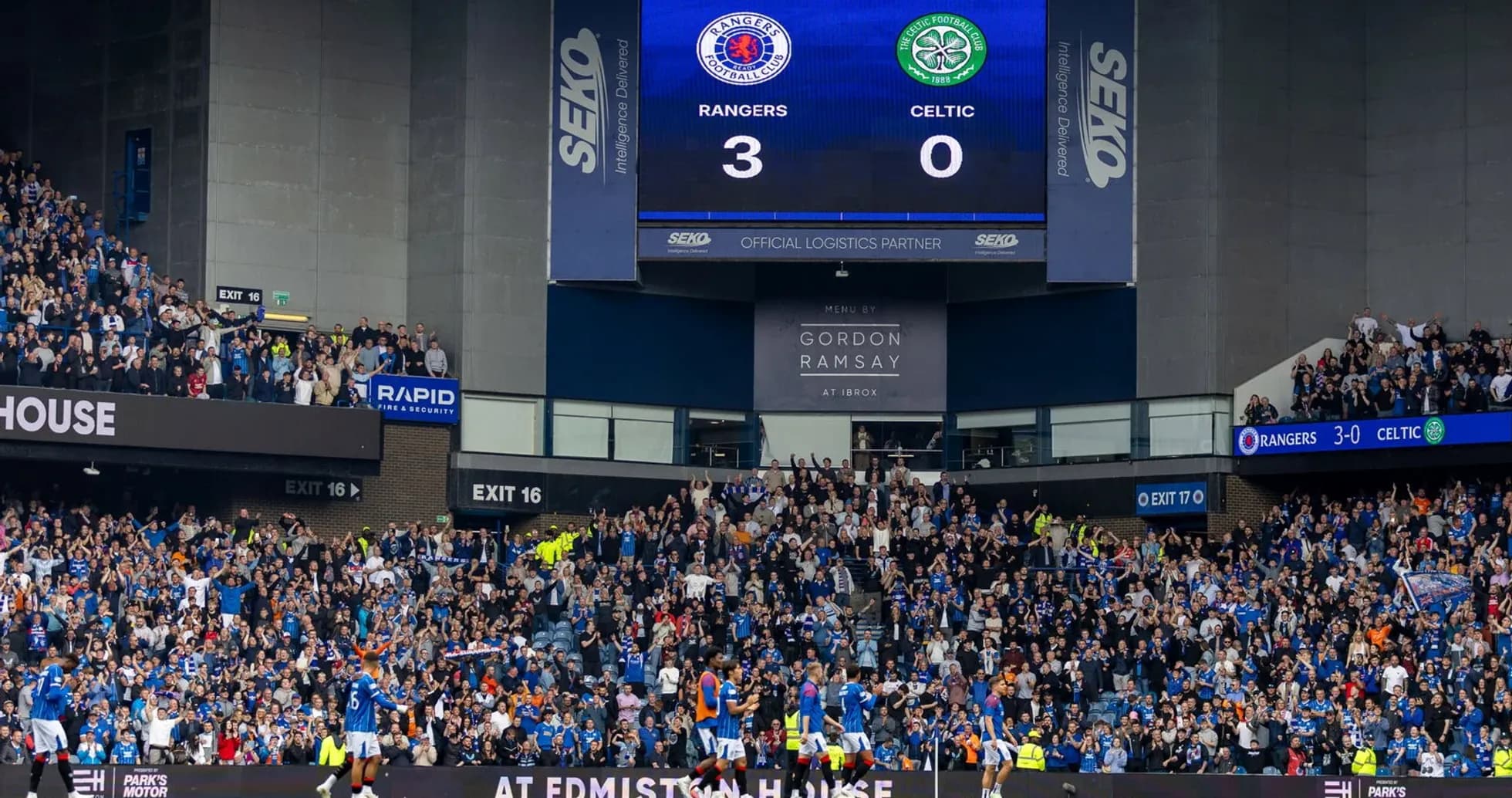 Marcador mostrando Rangers 3, Celtic 0 en el estadio