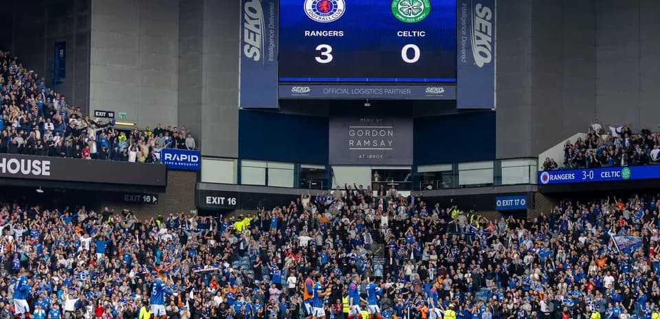 Marcador mostrando Rangers 3, Celtic 0 en el estadio