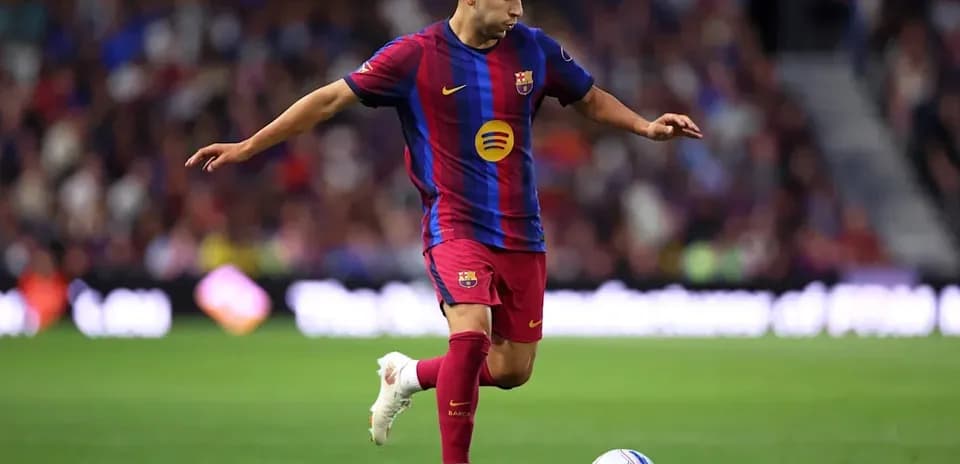 Jugador del Barcelona controlando el balón en el campo