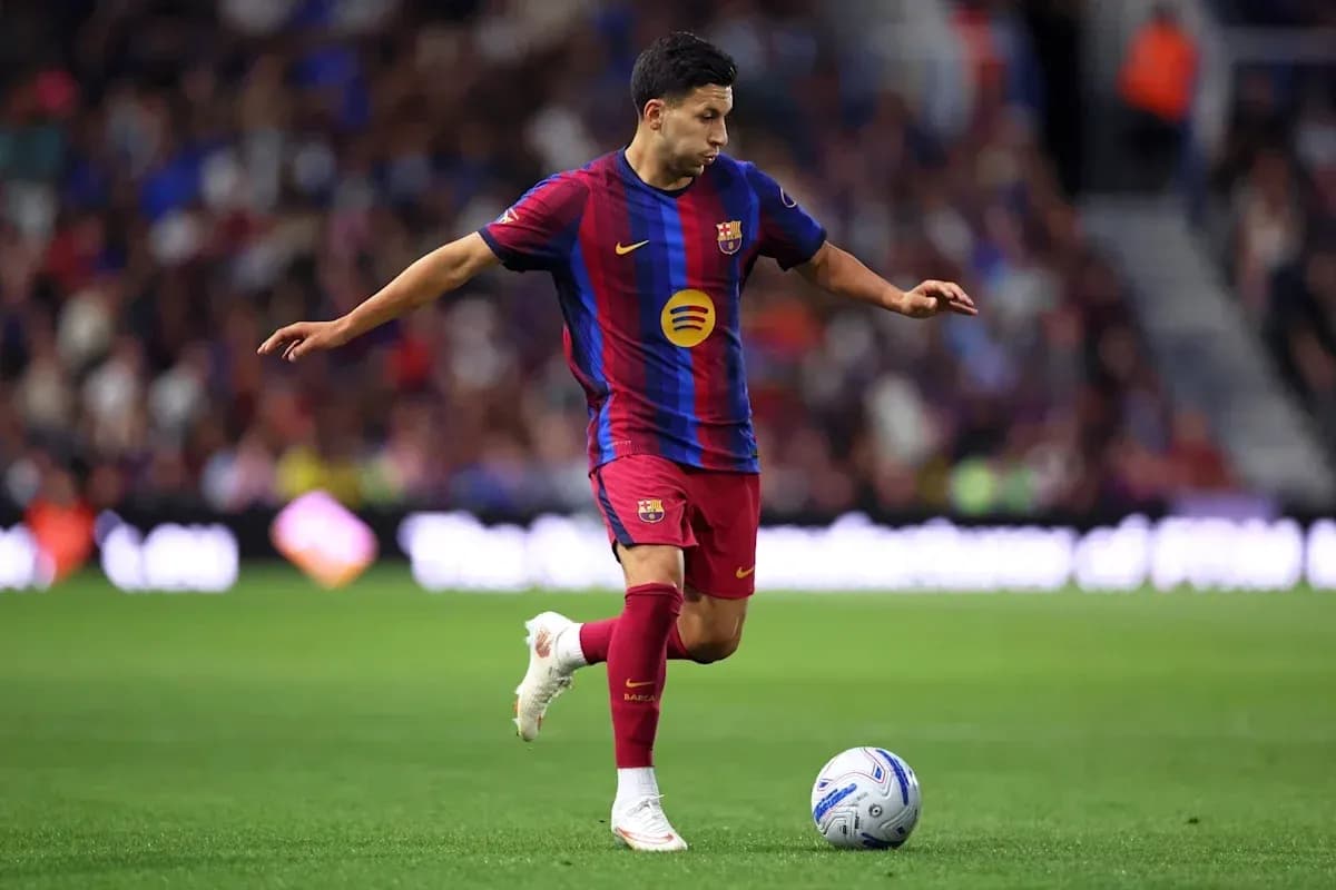 Jugador del Barcelona controlando el balón en el campo