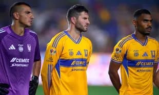 Jugadores de Tigres UANL en el campo