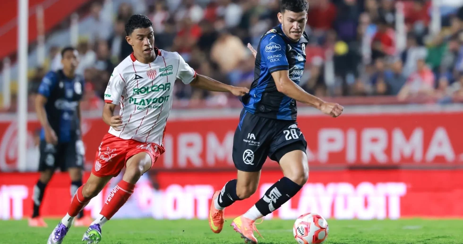 Jugadores de Querétaro y Necaxa en acción