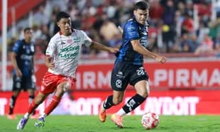 Jugadores de Querétaro y Necaxa en acción