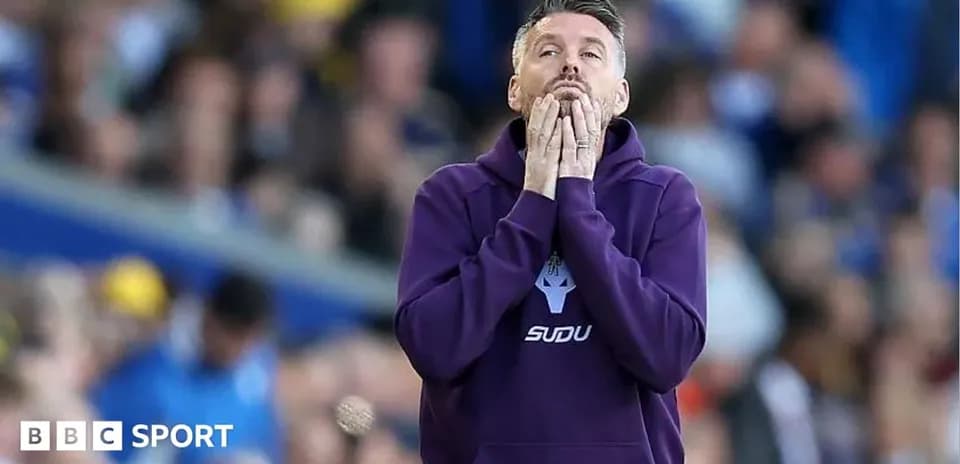 Entrenador preocupado en la línea de banda durante el partido
