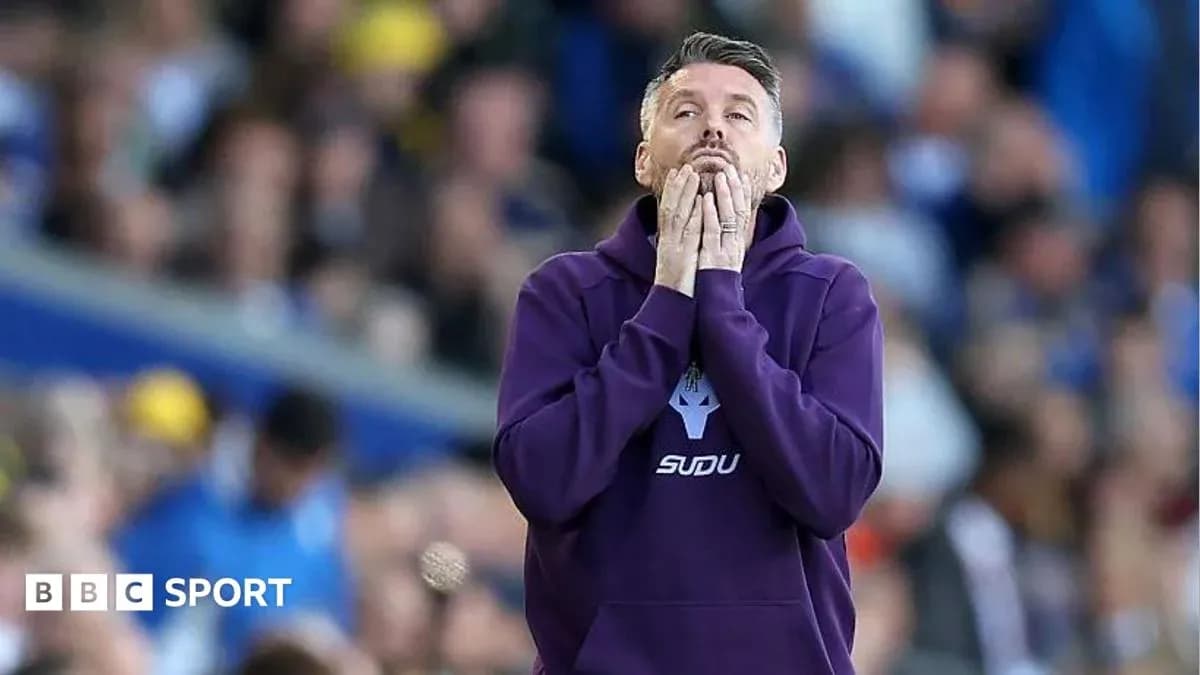 Entrenador preocupado en la línea de banda durante el partido