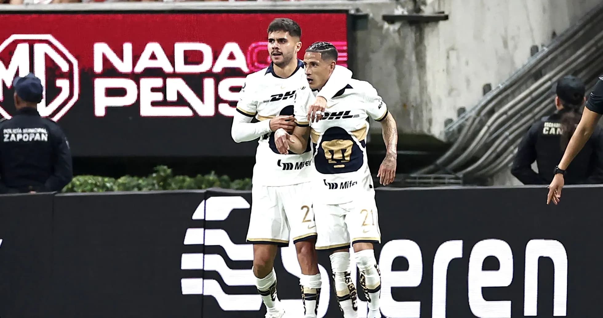 Jugadores de Pumas celebrando un gol