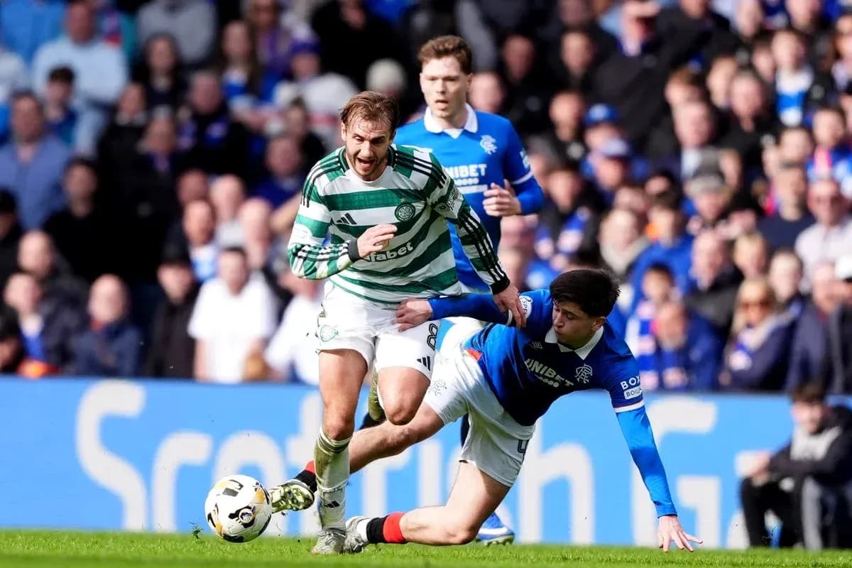 Jugador de Celtic esquivando a rival de Rangers