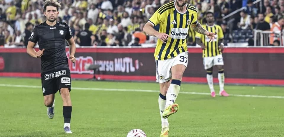 Jugador de Fenerbahçe corriendo con el balón