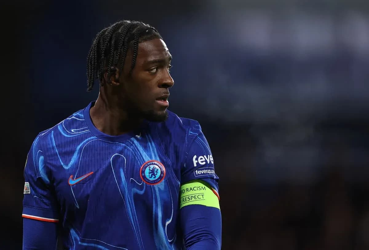 Jugador de Chelsea con camiseta azul y brazalete