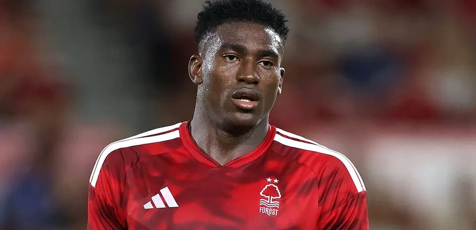 Jugador de Nottingham Forest en camiseta roja durante el partido