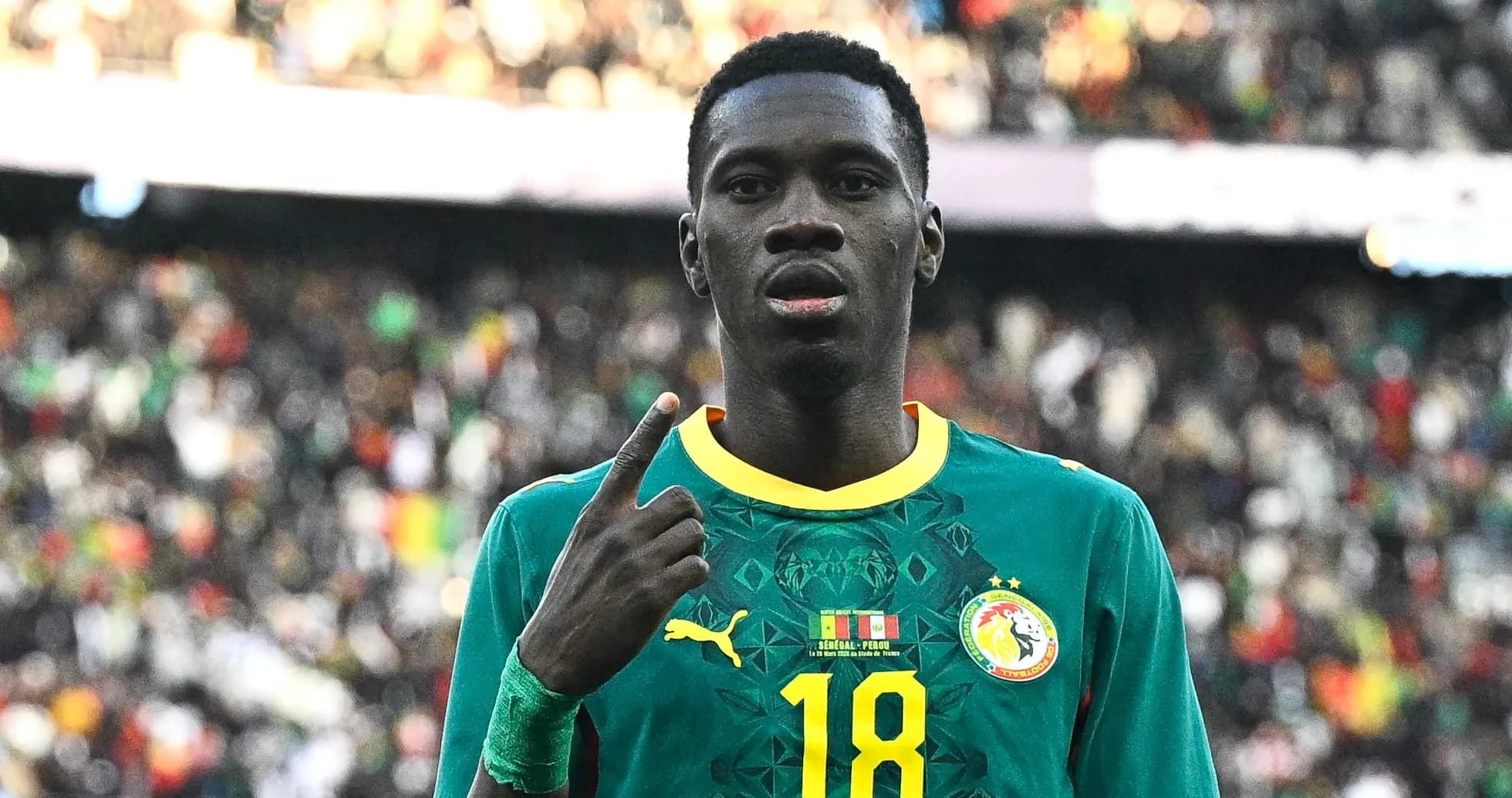 Jugador de Senegal señalando el número 18 en la camiseta