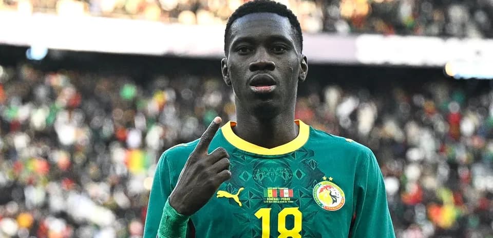 Jugador de Senegal señalando el número 18 en la camiseta