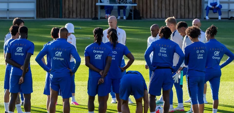 Jugadores de Francia reunidos durante sesión de entrenamiento