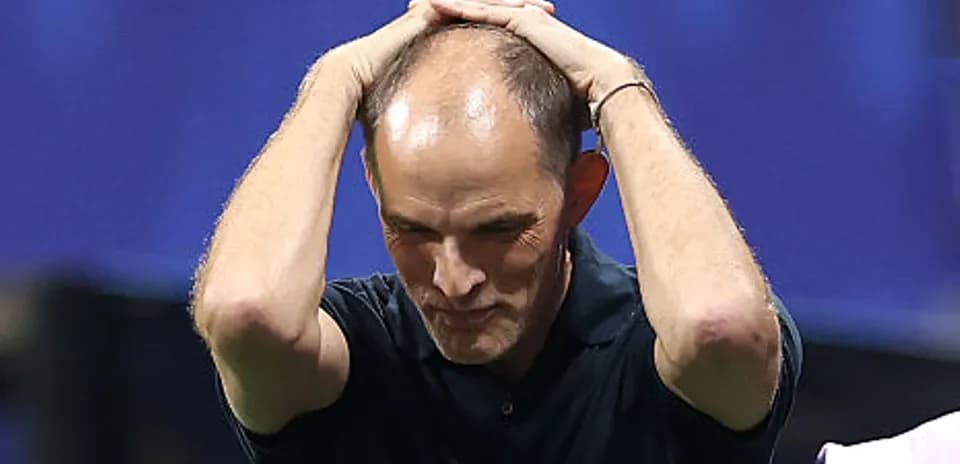 Entrenador con las manos en la cabeza durante partido