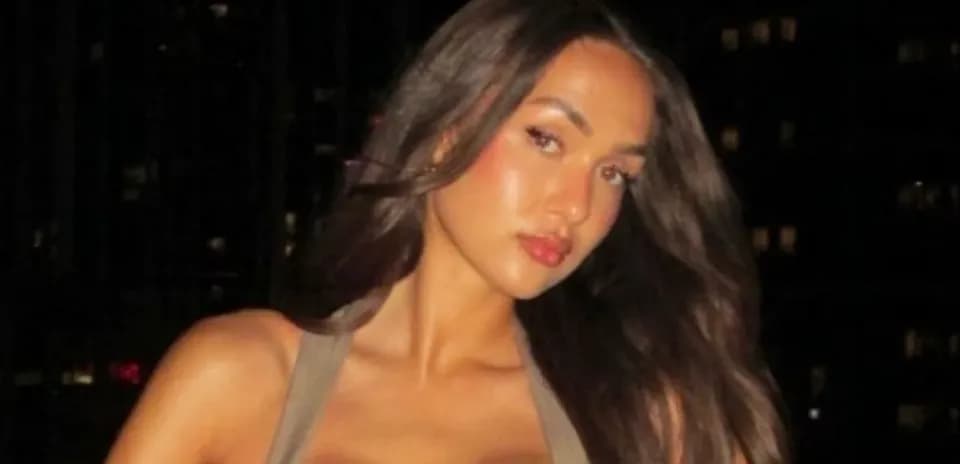 Mujer con cabello largo posando en la noche