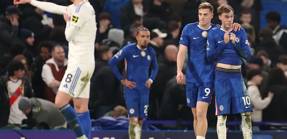 Jugadores de Chelsea caminando tras el partido