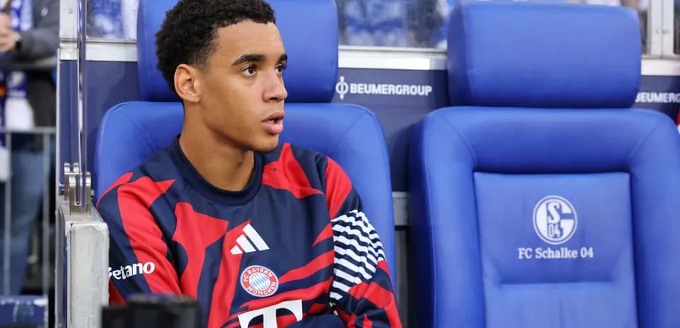Jugador de Bayern Múnich sentado en el banquillo
