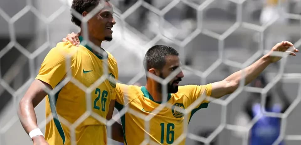 Jugadores de Australia celebrando en el campo