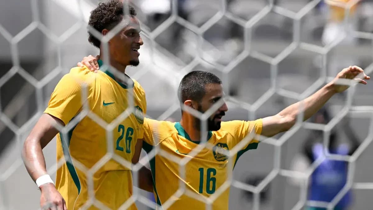 Jugadores de Australia celebrando en el campo