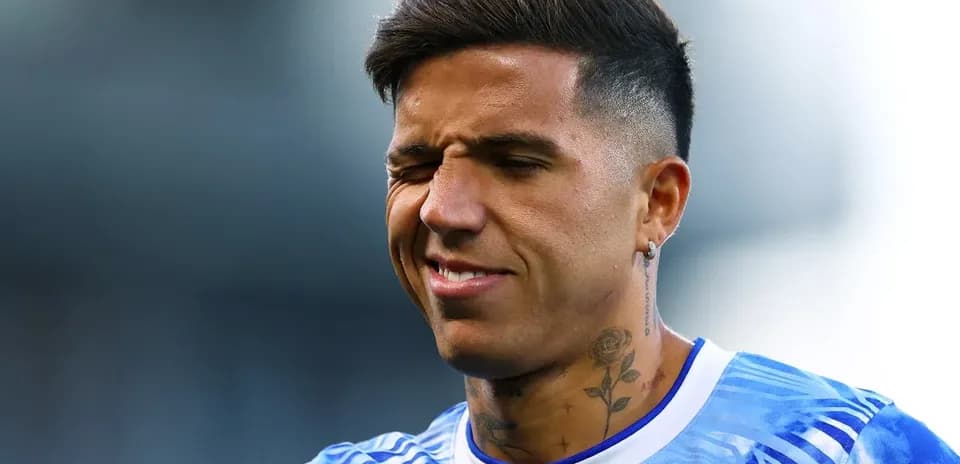 Jugador sonriendo durante calentamiento previo al partido