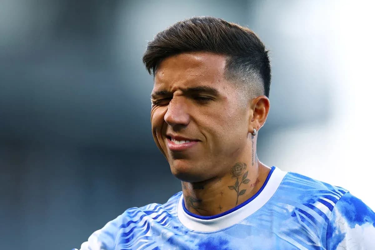 Jugador sonriendo durante calentamiento previo al partido