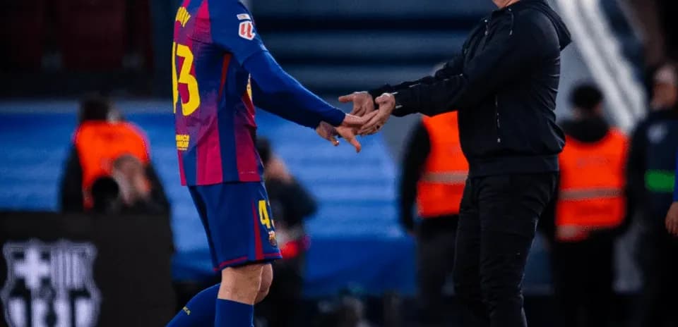 Jugador y entrenador estrechando manos en el campo