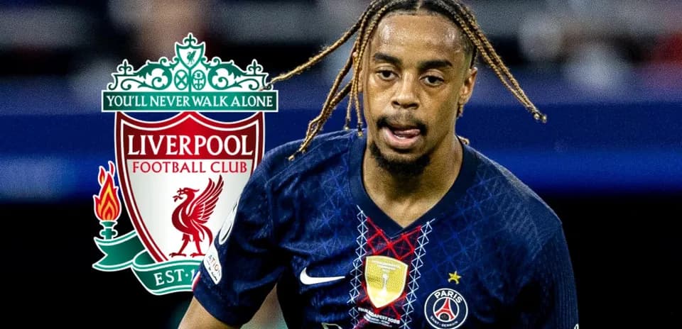 Jugador de PSG corriendo con logo de Liverpool