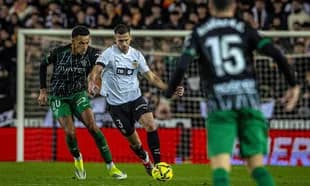 Elche y Valencia compiten por el balón