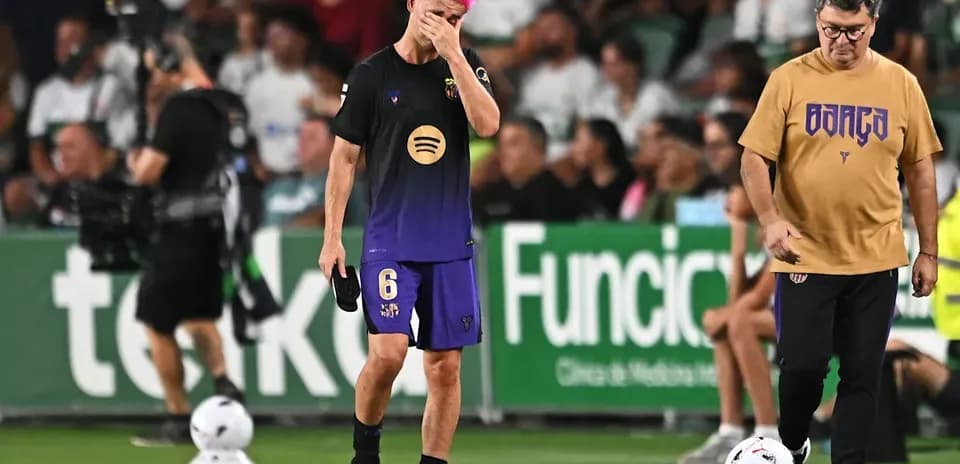 Jugador con cabello rosa camina por la línea de banda