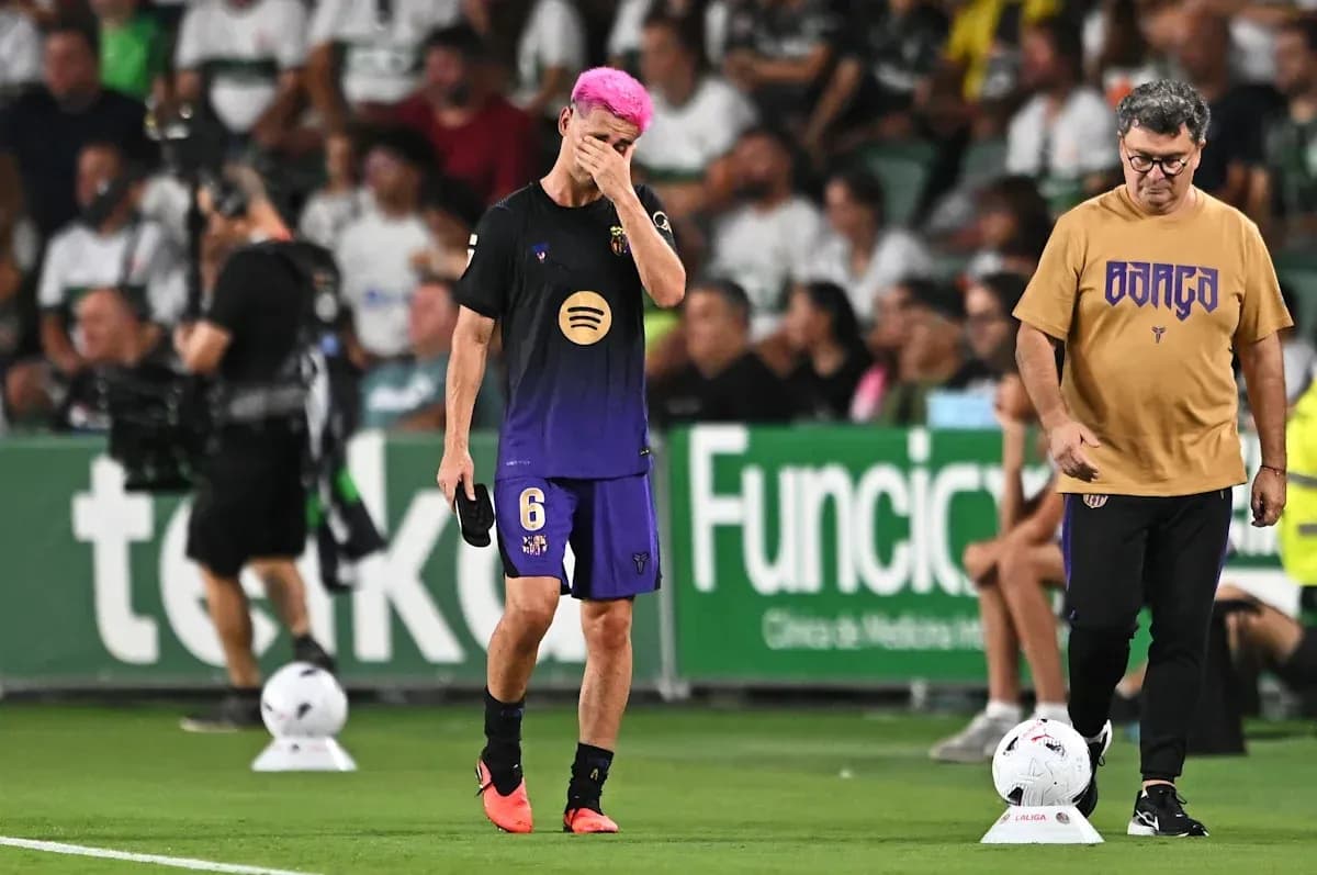 Jugador con cabello rosa camina por la línea de banda