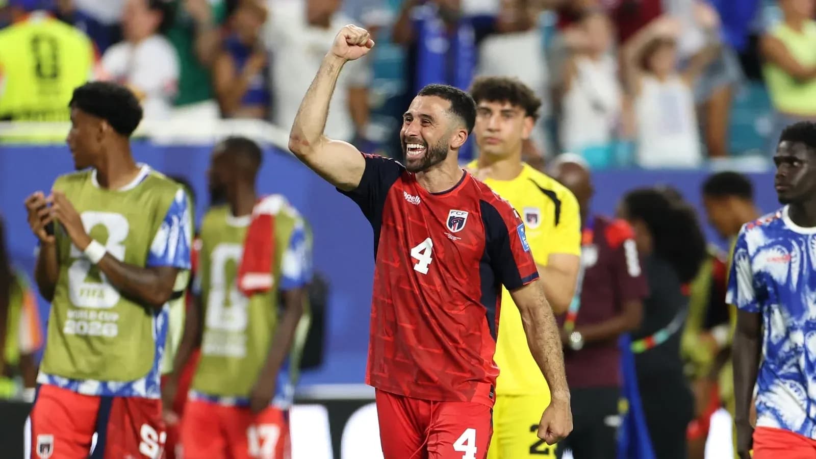 Jugador celebrando victoria con el puño en alto