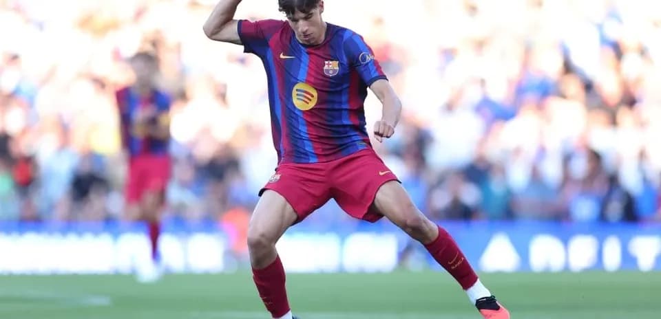 Jugador del FC Barcelona controlando el balón en el campo