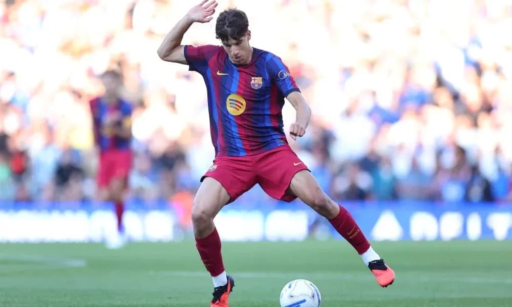 Jugador del FC Barcelona controlando el balón en el campo