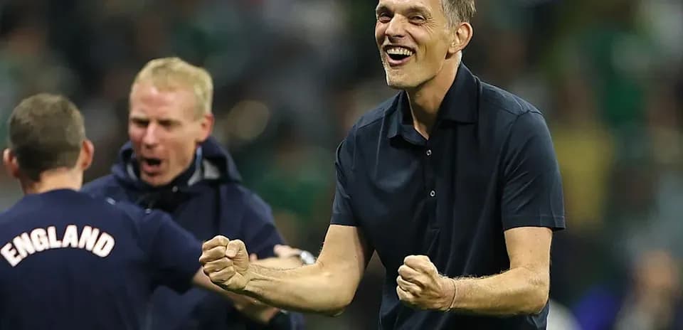 Entrenador celebrando con el equipo en el campo