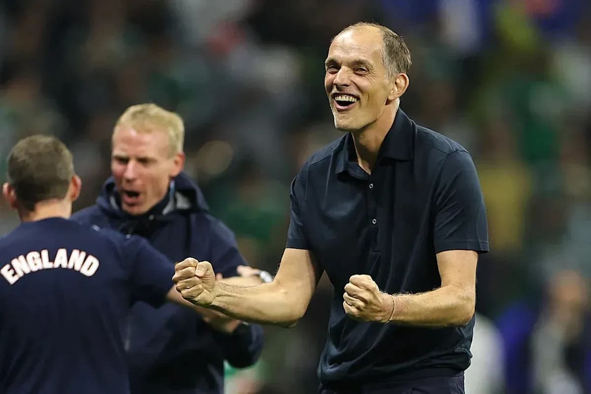 Entrenador celebrando con el equipo en el campo