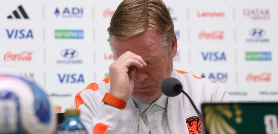 Entrenador con la cabeza agachada en conferencia de prensa