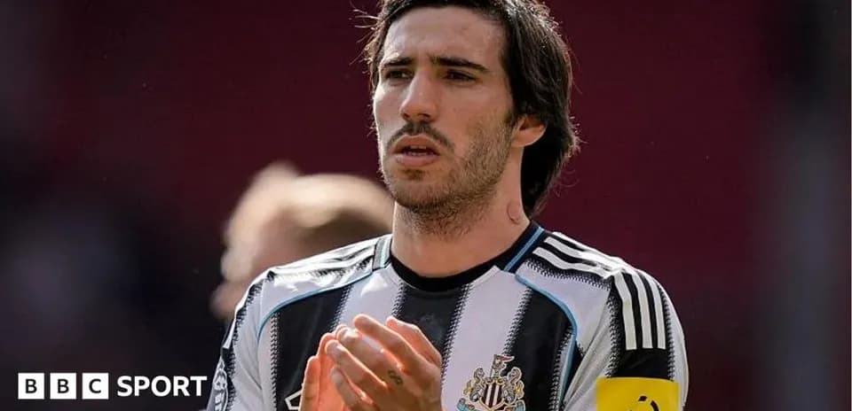 Jugador aplaudiendo durante el partido de fútbol