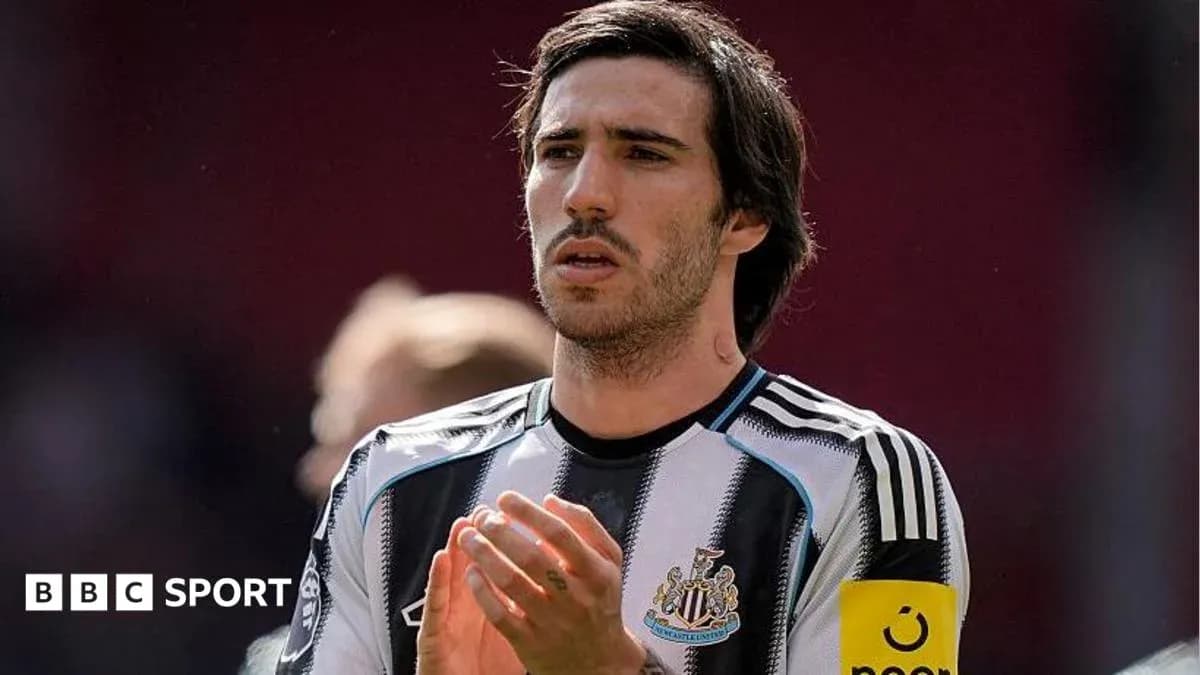 Jugador aplaudiendo durante el partido de fútbol