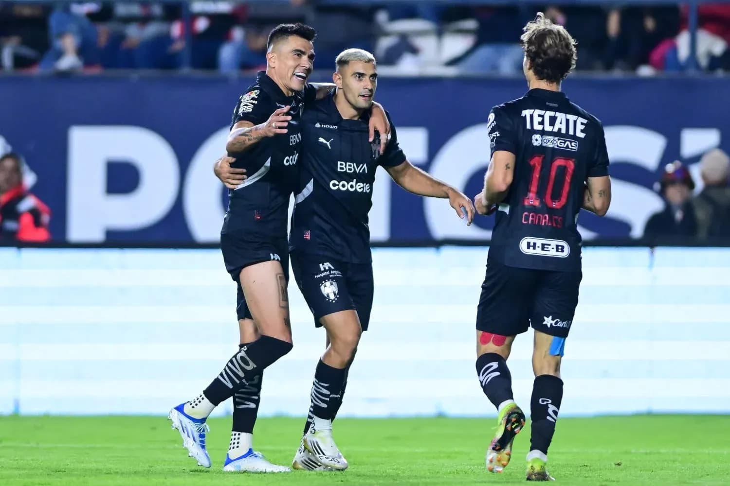 Jugadores de Monterrey celebrando un gol