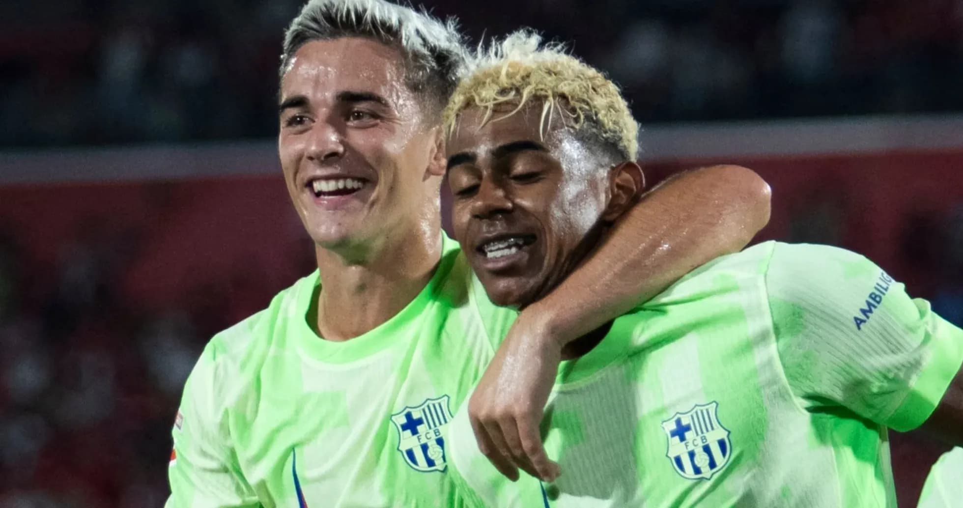 Jugadores de fútbol celebrando juntos en el campo